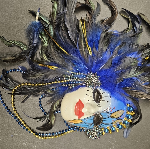 Masquerade Art Ceramic Mask with accent feathers - Picture 3 of 4
